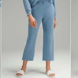 Lululemon Softstreme High-Rise Straight-Leg Cropped Pant
Utility Blue size 8